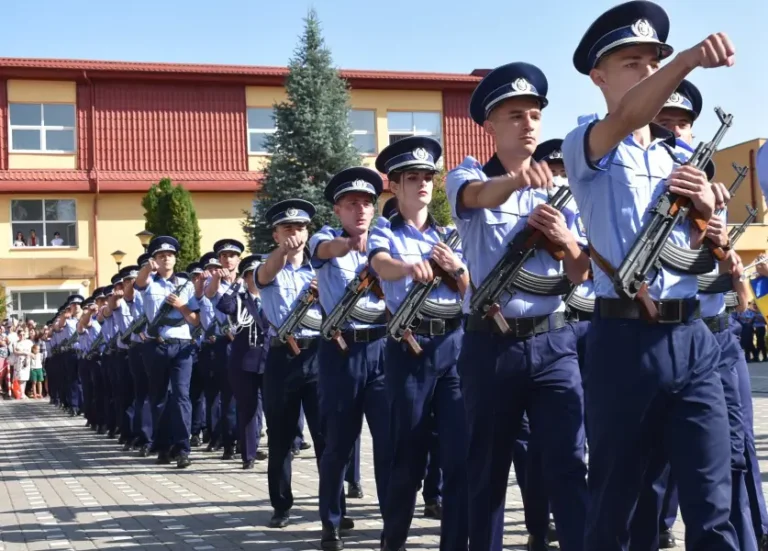 La final de școală suntem mândri să le fim alături absolvenților celei mai noi promoții a Școlii de Agenți de Poliție ”Septimiu Mureșan” Cluj-Napoca. Mai ales că știm că mulți dintre ei au început prin a se pregăti pe platforma eAdmitere.ro