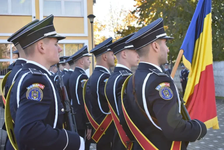 Acordarea onorului la drapel în cadrul festivității de absolvire este un moment unic pe care fiecare elev al școlii din Cluj îl va păstra în suflet întreaga viață. Și nu va uita că a reușit acest lucru datorită și eAdmitere.ro
