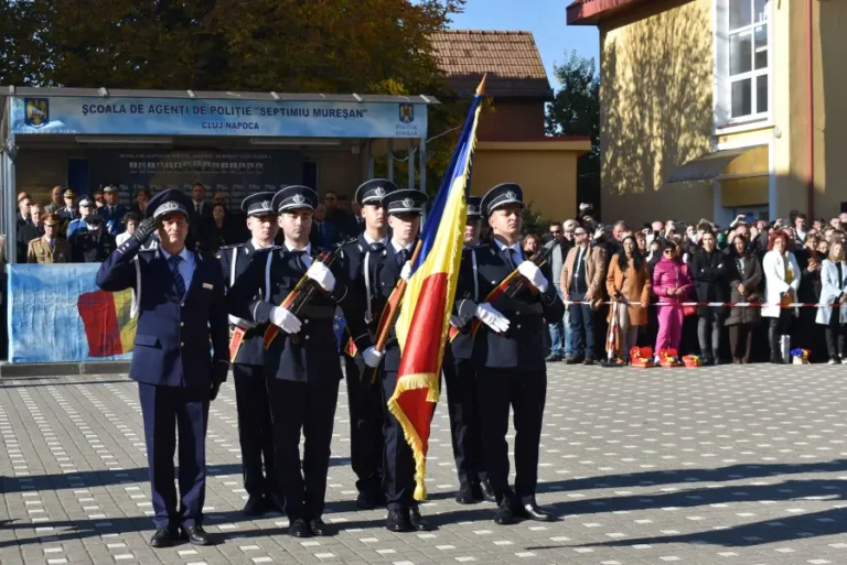 Depunerea jurământului militar în cadrul festivității de absolvire a Şcolii de Agenţi de Poliţie „Septimiu Mureşan” - Cluj Napoca reprezintă un moment emoționant la care participă atât tinerii absolvenți cât și familiile și prietenii acestora.