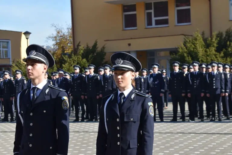 În timpul cursurilor, elevii școlii de poliție de la Cluj-Napoca primesc pregătire polițienească, juridică și criminalistică dar și în domeniul științelor socio-umane, limbi străine și informatică.