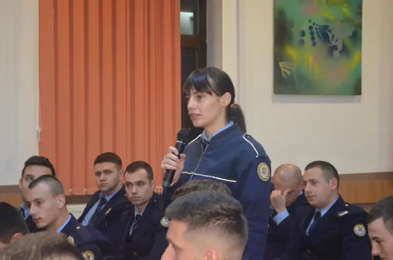 Elevii școlii Târgu-Ocna sunt încurajați să aibă inițiativă în luarea deciziilor. Mulți dintre ei pot fi promovați în corpul ofițerilor odată ce îndeplinesc condițiile specifice.