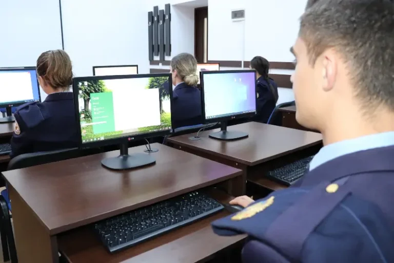 Elevii Şcolii Naţionale de Pregătire a Agenţilor de Penitenciare Târgu-Ocna beneficiază de condiții moderne în timpul stagiului de pregătire pentru a deveni agenți de poliție penitenciară.